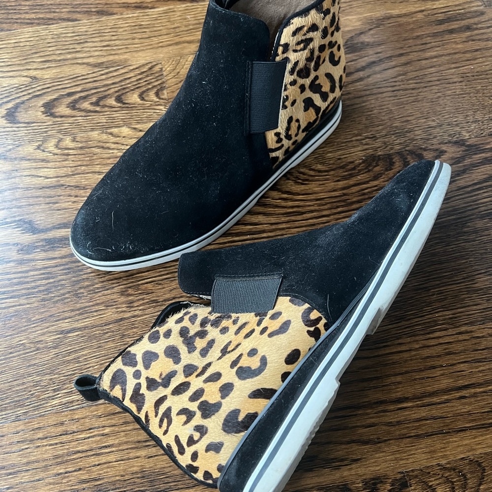 J Renee sneaker black suede with leopard print back sz 10